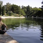 نگارنده در کنار یکی از دریاچه های هفت گانه باغ