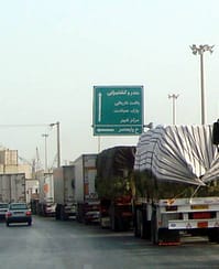 كداميك را باور كنيم؟! اين صف خروج علوفه از كشور را يا  خبر واردات علوفه به كشور را؟!