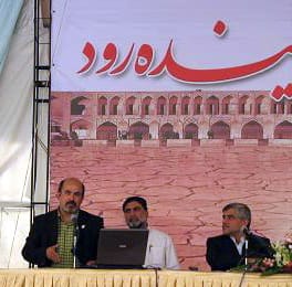 نگارنده در حال سخنرانی در کنار رییس دانشگاه اصفهان و عضو شورای شهر