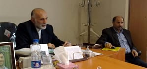آقایان دکتر قرهخانی و مهندس جمشیدی در حال گفتگو با نمایندگان معترض به تخریب پارک ملی گلستان