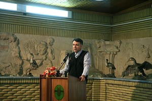 دکتر محمد فاضلی در حال سخنرانی