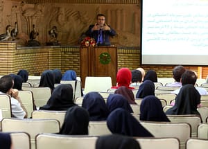 در حال ارایه مطالب در سالن سرو