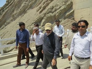 در حال بازدید از سد استقلال میناب