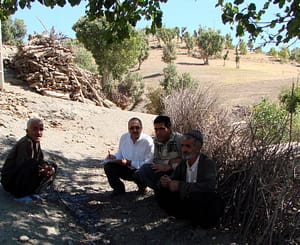 علی کریمی به همراه اهالی محل در حال تکمیل پرسشنامه های آماری علی کریمی به همراه اهالی محل در حال تکمیل پرسشنامه های آماری