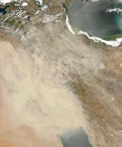 آیا نفوذ این ریزگردها را به آسمان وطن می شود با نهال کاری ممانعت کرد؟! (تصویر 7 جولای 2009 را نشان می دهد.)