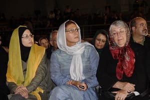 فرخنده صادقی، همسر عباث با روسری سفیدرنگ - با سپاس از مینو صابری که این عکس را دراختیارم قرار داد.