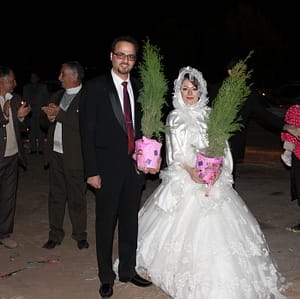 فرزانه و عارف در حال غرس نهال